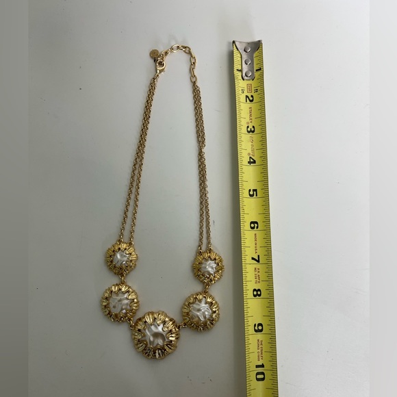 TALBOTS NECKLACE, GOLD TONE WITH PEARL LIKE INSET - Picture 4 of 4